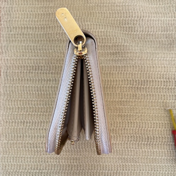 LOUIS VUITTON VERNIS Yellow Zippy Wallet - Picture 8 of 10